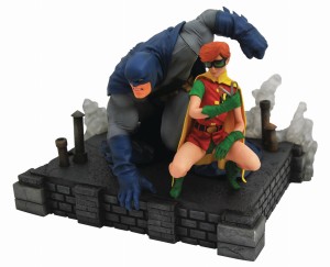 DC GALLERY DARK KNIGHT RETURNS BATMAN & CARRIE DLX PVC FIG