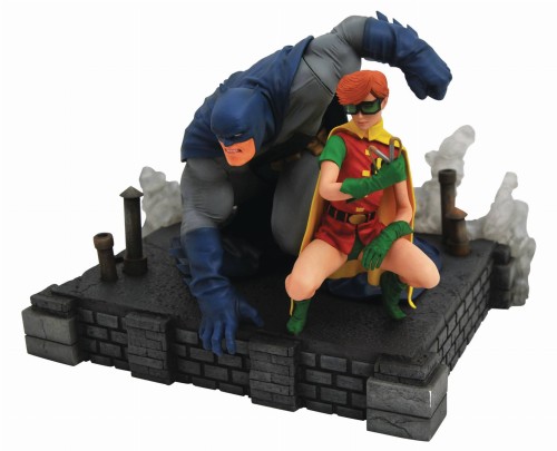 DC GALLERY DARK KNIGHT RETURNS BATMAN & CARRIE DLX PVC FIG