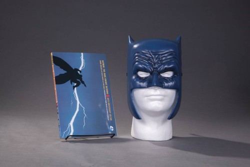 BATMAN DARK KNIGHT RETURNS BOOK & MASK SET (9781401267742)